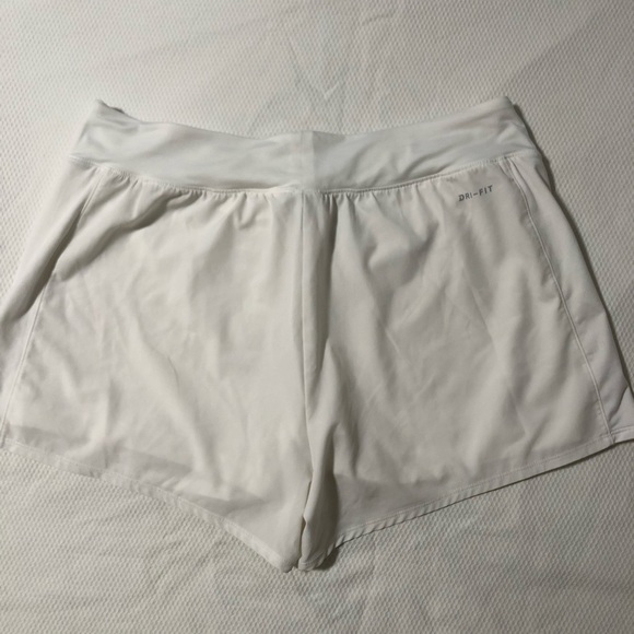 Nike White stretchy shorts with liner - Picture 5 of 5